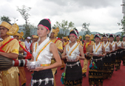 民族少女手端银碗祭茶祖