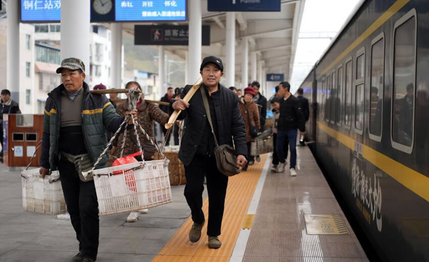 烟火人间慢火车 温暖穿行湘黔渝