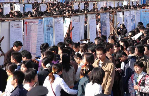 这是山东大学的应届毕业生在参加学校组织的专