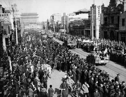 20世纪美国经济_20世纪30年代,美国经济大萧条期间,纽约的穷人们排队等候发放面包...