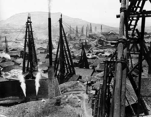 20世纪美国经济_20世纪30年代,美国经济大萧条期间,纽约的穷人们排队等候发放面包...