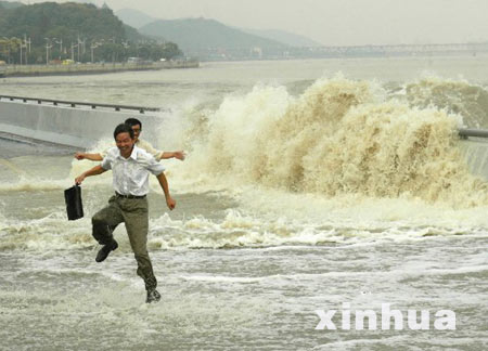 钱江大潮掀起4米高巨浪突袭游客