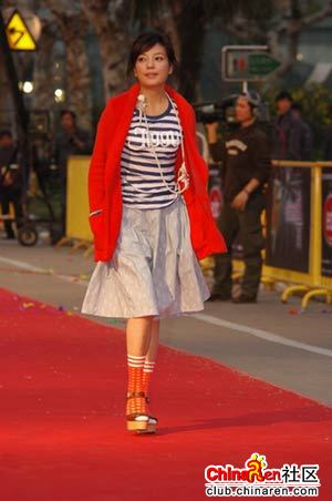 奇招怪招全上阵 十位女星如何防止走光(组图)