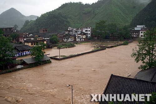 广东紧急部署防御暴雨洪水灾害(组图)