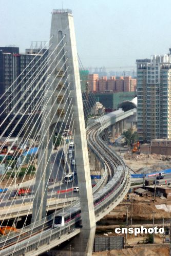 北京地铁5号线测试列车顺利通过立水西桥(图)