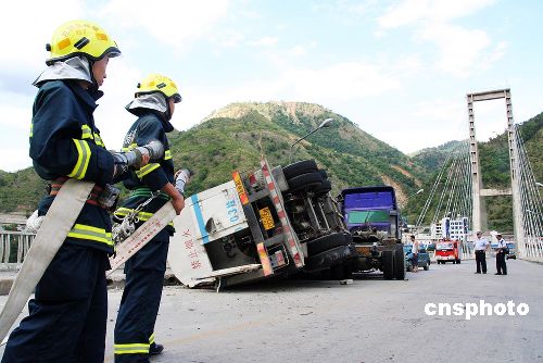 攀枝花大货车侧翻氩气泄漏 消防官兵成功排险