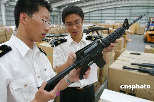 浙江宁波海关查获4400余支仿真枪(图)