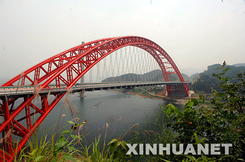 为了保护风景区内的水体不受污染,设计方案中对大桥采取无桥墩方案