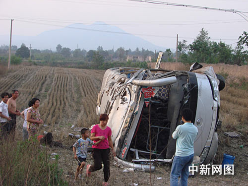 山西翼城县南卫村段发生车祸 18人受伤(组图)
