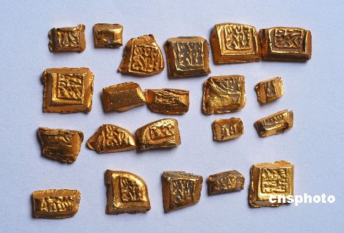 江苏大丰鱼塘里摸出21枚大小不等的楚国金币