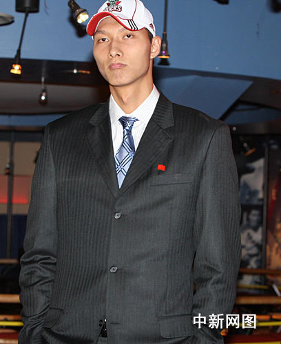 易建联被NBA密尔沃基雄鹿队选中(组图)