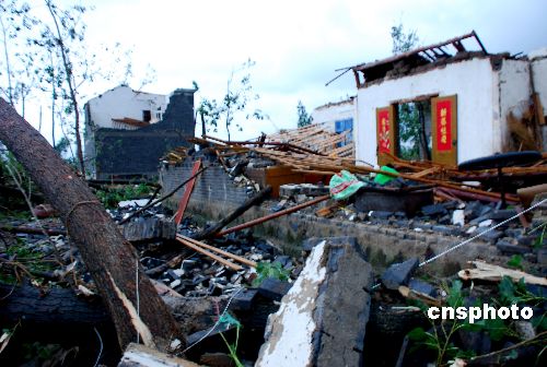 安徽天长遭受龙卷风袭击(组图)