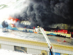 南京金桥市场突发大火100多间仓库烧毁(组图)