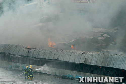 南京金桥市场突发大火100多间仓库烧毁(组图)