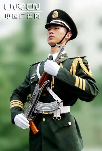 武警部队8月1日起换着07式服装(组图)