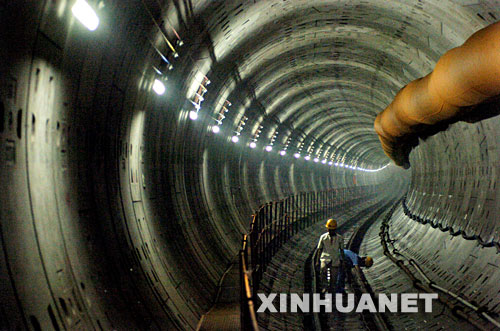 南京地铁二号线盾构隧道贯通(图)