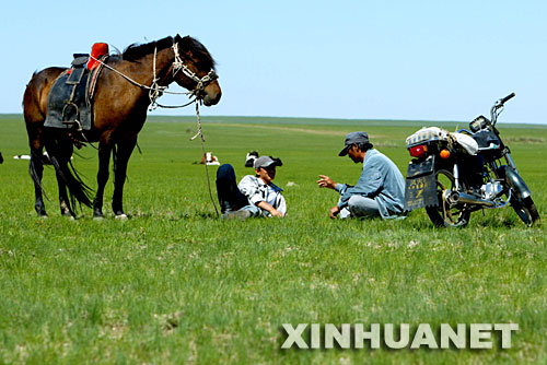 内蒙古新巴尔虎右旗的两位牧民在呼伦贝尔草原上小憩闲谈(7月19日摄.