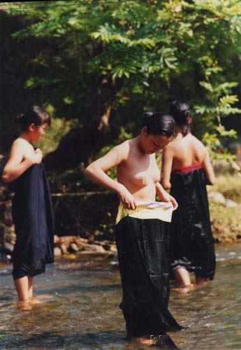 探秘川南裸浴风俗：少女裸身河边沐浴(组图)