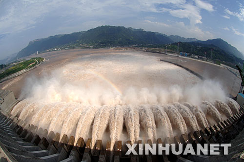 这是三峡大坝泄洪情景（7月30日摄）。长江上游近期连续降雨，7月30日8时，三峡入库流量达到51000立方米每秒，三峡库区形成一次明显的快速涨水过程。长江防总签发调度令，要求中国三峡总公司于30日12时起，对三峡水库按48000立方米每秒的流量控制下泄，这标志着经过14年持续建设的三峡工程首次发挥防洪功能，为长江中下游拦蓄洪水。新华社记者杜华举摄