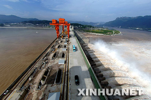 这是三峡大坝泄洪情景（7月30日摄）。长江上游近期连续降雨，7月30日8时，三峡入库流量达到51000立方米每秒，三峡库区形成一次明显的快速涨水过程。长江防总签发调度令，要求中国三峡总公司于30日12时起，对三峡水库按48000立方米每秒的流量控制下泄，这标志着经过14年持续建设的三峡工程首次发挥防洪功能，为长江中下游拦蓄洪水。新华社记者杜华举摄