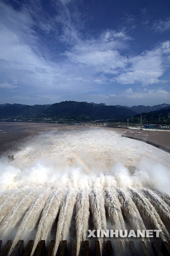 这是三峡大坝泄洪情景（7月30日摄）。长江上游近期连续降雨，7月30日8时，三峡入库流量达到51000立方米每秒，三峡库区形成一次明显的快速涨水过程。长江防总签发调度令，要求中国三峡总公司于30日12时起，对三峡水库按48000立方米每秒的流量控制下泄，这标志着经过14年持续建设的三峡工程首次发挥防洪功能，为长江中下游拦蓄洪水。新华社记者杜华举摄