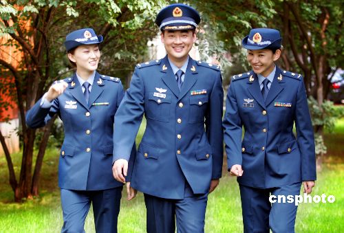 解放军空军政治部文工团演员试穿 7月31日,中国人07式"新军装夏常服