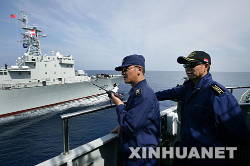 8月2日,中国海军出访编队参谋长李晓岩(右)和168舰舰长赵晓刚(左)在