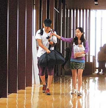 张震秘恋曝光 与香港女友泡温泉同房过夜(组图