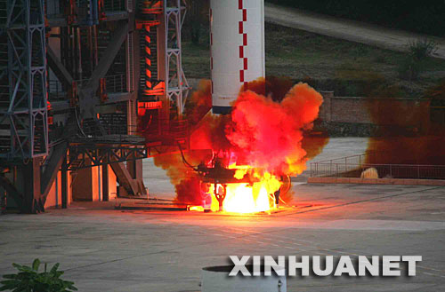 10月24日18时05分,搭载着我国首颗探月卫星嫦娥一号的长征三号甲运载火箭在西昌卫星发射中心三号塔架点火发射。 新华社记者 李刚 摄
