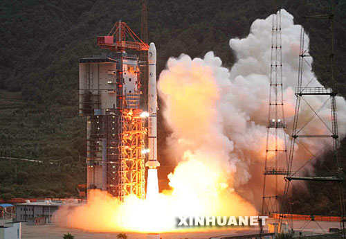 10月24日18时05分,搭载着我国首颗探月卫星嫦娥一号的长征三号甲运载火箭在西昌卫星发射中心三号塔架点火发射。 新华社记者李刚摄