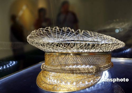 近日,北京望京酒厂艺术区一个展厅内展出的鸟