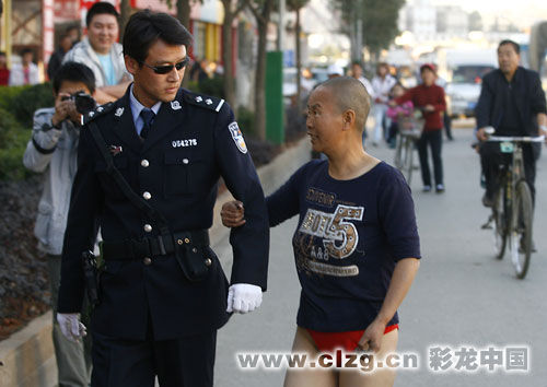 网友热捧最帅警察 当事人哭笑不得(组图)