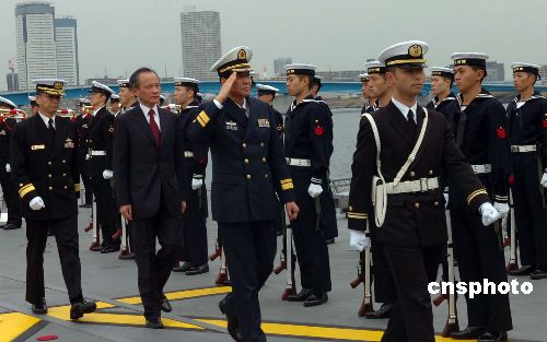 中国军舰访日团指挥官肖新年检阅日本海军