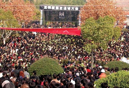 浙江金华数万群众泪别救人英雄孟祥斌(组图)