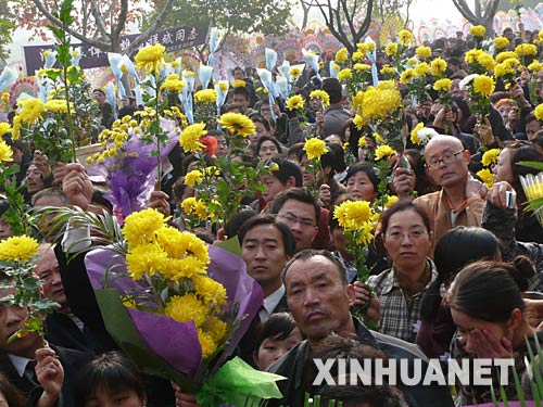 浙江金华数万群众泪别救人英雄孟祥斌(组图)