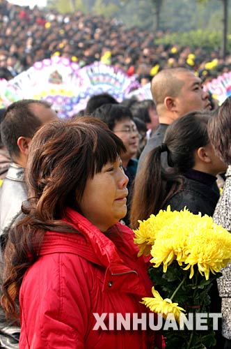 浙江金华数万群众泪别救人英雄孟祥斌(组图)