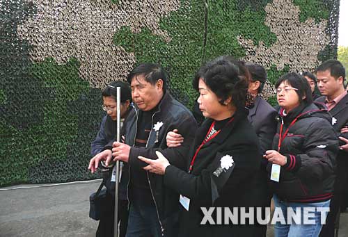 浙江金华数万群众泪别救人英雄孟祥斌(组图)