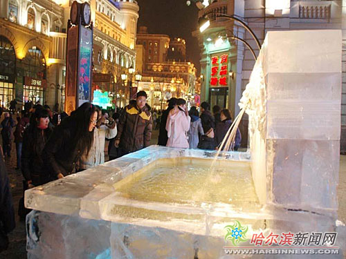 水流不冻结 哈尔滨中央大街建成"冰喷泉"(组图)