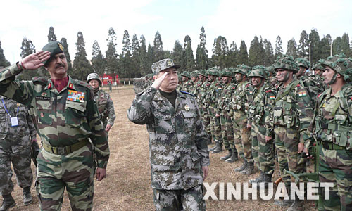 这是演练结束后中印两军观摩团团长检阅参训部队.