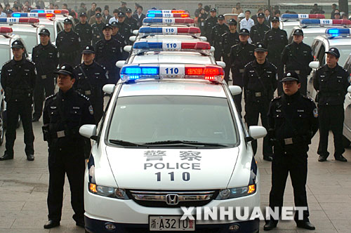 1月10日,杭州警察展示新"上岗"的警用110巡逻车.