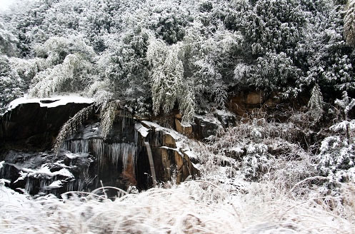 江南雪景赛北国。 积雪覆盖仿佛如童话世界。 1月19日报道:千里冰封,万里雪飘提起冰天雪地似乎只是我国北方地区的专利,其实也不然,在江南同样也能见到胜似北国的雪景。 连日来,位于浙江安吉的天荒坪风景区连降瑞雪,使风景区披上了一层厚厚的银装,远远望去仿佛就是一幅接一幅的天然山水画,如梦如幻。据当地人讲,天荒坪海拔一千多米,气温相对较低,加之独特的地理位置,每年冬天雪量较大。但像这样连续下雪一周,这几年还是不多见的。数日积雪形成独特的雪景,吸引了大量的游客前来观赏。