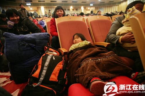杭州腾出剧院供滞留旅客避寒(组图)