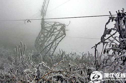 浙江电网遭受罕见雪灾厚冰爬满电线杆组图