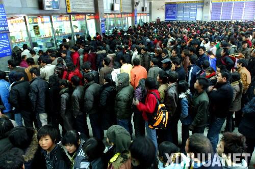 节后春运客流回升 贵阳火车站购票旅客猛增(图