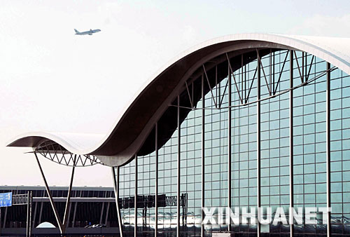 半岛电竞上海浦东国际机场第三跑道试飞成功(组图)(图1)