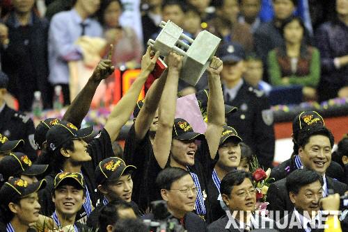 广东宏远第四次加冕CBA总冠军(组图)