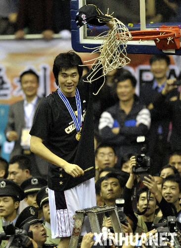 广东宏远第四次加冕CBA总冠军(组图)