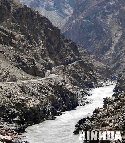 西藏登山探险队遇险 主力队员仁那遇险(组图)