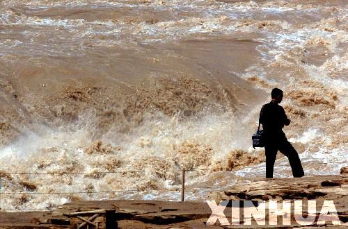 湍势吼千牛 巨壶啸磅礴(组图)