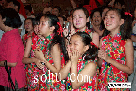 北京成功了 声援团的小姑娘们喜极而泣(图)
